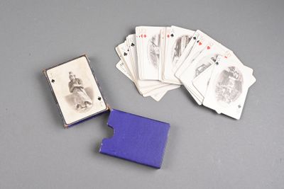 des cartes à jouer et un briquet sont posés sur une table, à côté d'un autre briquet