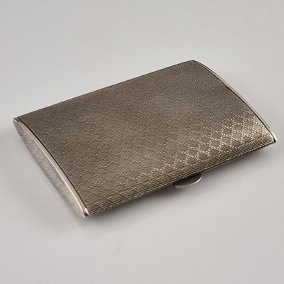 un étui à cigarettes ancien en argent sur fond blanc