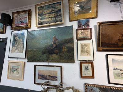 un mur recouvert de photos et de tableaux
