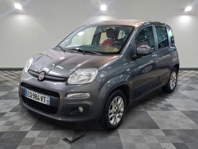 La Fiat Fiorin grise est garée dans une grande pièce