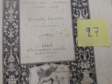 un vieux livre sur lequel est collé un autocollant jaune, posé sur une table