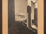 une vieille photo d'un bâtiment ancien avec des colonnes, sur fond de ciel