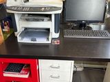un bureau d'ordinateur sur lequel se trouvent une imprimante et un écran