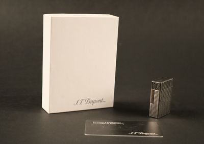 un briquet posé à côté d'une boîte blanche sur une table