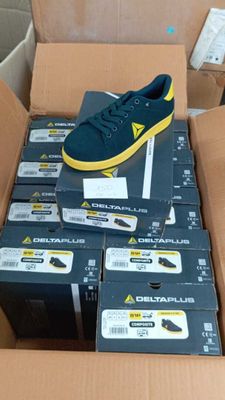 une boîte de chaussures empilées les unes sur les autres