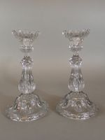 Paire de bougeoirs en cristal moulé à décor d'oves. (photo 2)