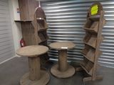 trois tables en bois et une étagère dans une pièce