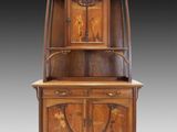 un meuble ancien en bois avec deux portes et deux tiroirs