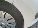 un gros plan sur le pneu d'une voiture sur la route