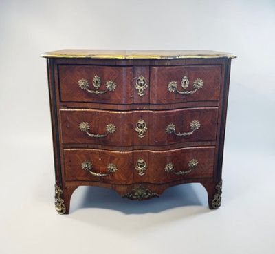 une commode ancienne avec un plateau en marbre sur fond blanc