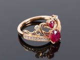 une image représentant une bague en or sertie d'un rubis en forme de cœur et de diamants