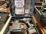 une boîte à outils avec des outils posés sur une table