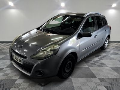 la photo d'une voiture argentée garée dans un garage