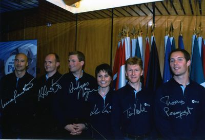 un groupe de personnes qui posent pour une photo