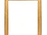 un cadre doré sur un mur blanc, avec un fond blanc