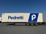 un camion semi-remorque garé dans un parking