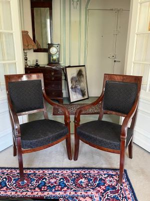 two chairs that are sitting in front of a table