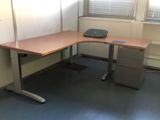 un bureau sur lequel se trouve un ordinateur, dans un bureau