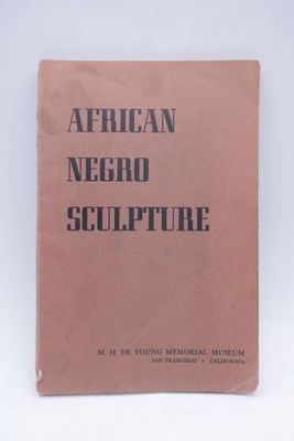 un vieux livre avec des caractères noirs sur fond blanc
