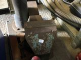 une machine posée sur une table dans une pièce
