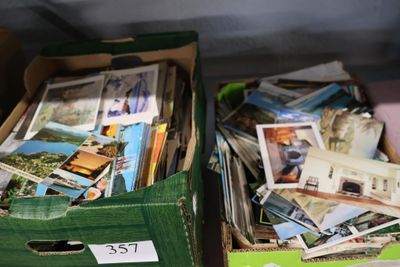 une boîte remplie de cartes postales posée par terre