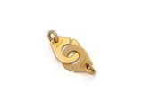 un pendentif plaqué or sur lequel figure la lettre « g »