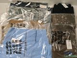 trois paires de chaussettes pour homme et un t-shirt dans un sac en plastique
