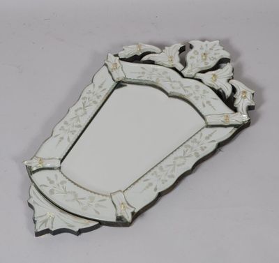 Miroir à parcloses gravées de fleurs, à fronton et cul-de-la…