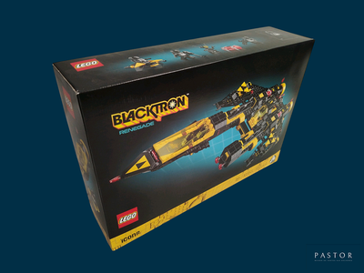 une boîte contenant un ensemble Lego noir et jaune