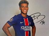 un homme qui pose pour une photo en tenue de football