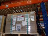 une palette chargée de nombreux cartons dans un entrepôt
