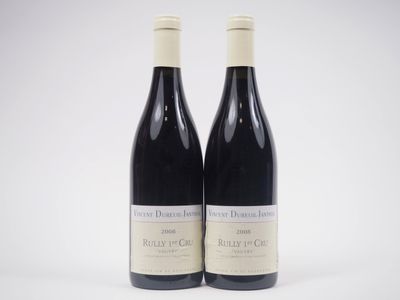deux bouteilles de vin rouge posées l'une à côté de l'autre sur une surface blanche