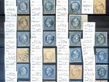 de nombreux timbres exposés au mur