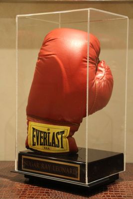 une vitrine contenant un gant de boxe rouge