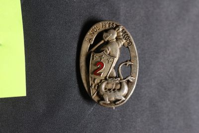 l'image d'une épingle sur laquelle figure une femme