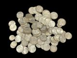 un tas de pièces d'argent sur fond noir