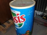 une photo d'une canette de soda posée par terre