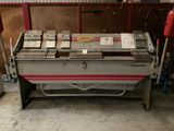 une machine qui se trouve dans une pièce où il y a beaucoup de cartons