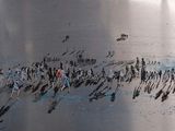une photo d'un groupe de personnes marchant sur une plage