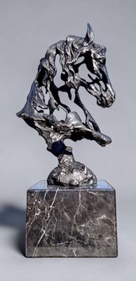 statue d'un cheval sur un socle en marbre, sur fond gris