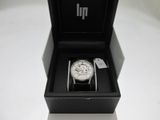 une boîte noire contenant une montre