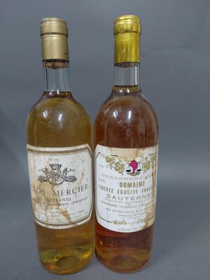 deux bouteilles de vin posées l'une à côté de l'autre sur une table