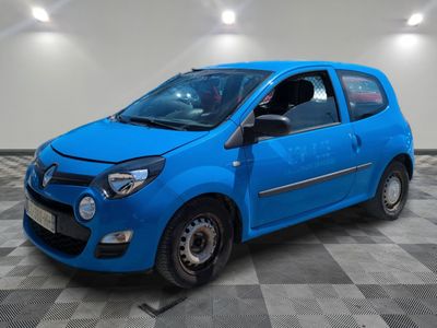 la photo d'une voiture bleue garée dans un garage