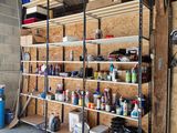un garage rempli d'une multitude d'outils et de matériel