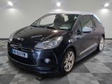la petite voiture noire est garée sur un sol en damier