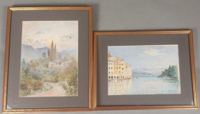 deux tableaux encadrés représentant des bâtiments et un plan d'eau, accrochés au mur