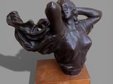 statue d'une femme, les bras derrière la tête