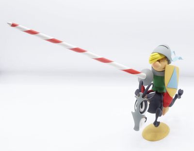 figurine représentant un homme à vélo avec un mât rayé rouge et blanc