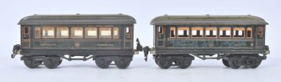 deux petits trains assis côte à côte sur une surface blanche