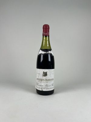 gros plan d'une bouteille de vin sur une surface blanche